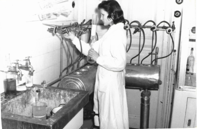Laboratorij leta 1960	(FOTO: Arhiv Tovarna olja Gea)