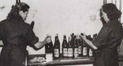 Polnitev bučnega olja v steklenice 1954 (FOTO: Arhiv Tovarna olja Gea)