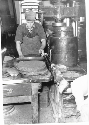 Proizvodnja bučnega olja leta 1960 (FOTO: Arhiv Tovarna olja Gea)