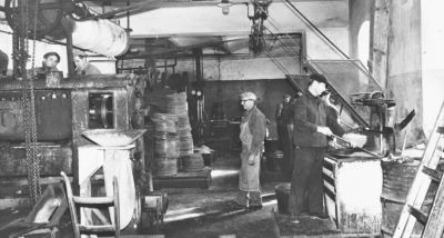 Proizvodnja bučnega olja leta 1960 (FOTO: Arhiv Tovarna olja Gea)
